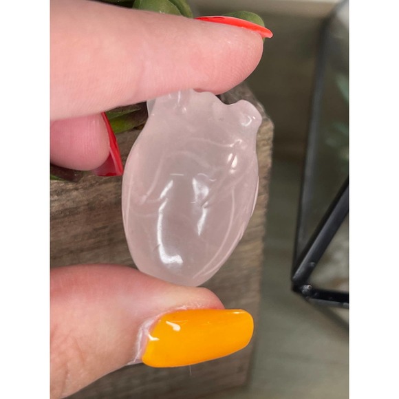 Chubby anatomical crystal heart polished stone - Picture 6 of 8